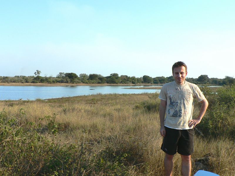 JAR 304.JPG - Ačkoliv se nesmí z auta mimo ohraničená odpočívadla vystoupit, druhý den jsme se již jako ostřílení rangeři odvážili vystoupit a vyfotit se před rodinou hrochů a krokodýla.